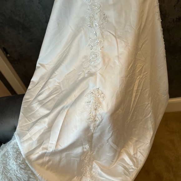 New white wedding dress - Picture 5 of 6